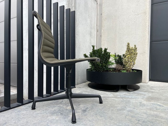 Image 1 of Vitra Eames EA104 Ledersessel