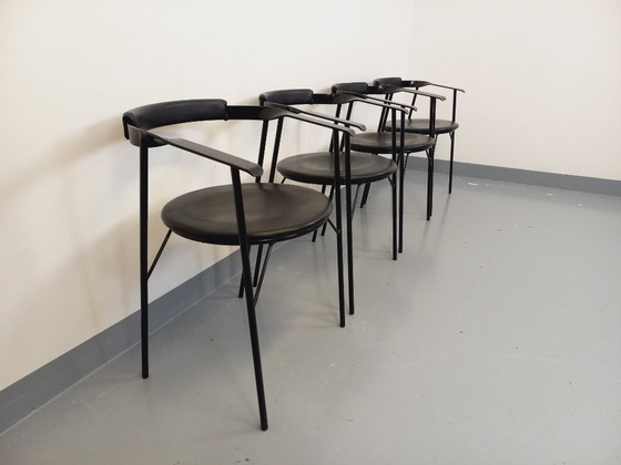 Image 1 of Set di 4 poltrone vintage di design italiano in metallo nero e similpelle nera degli anni '80