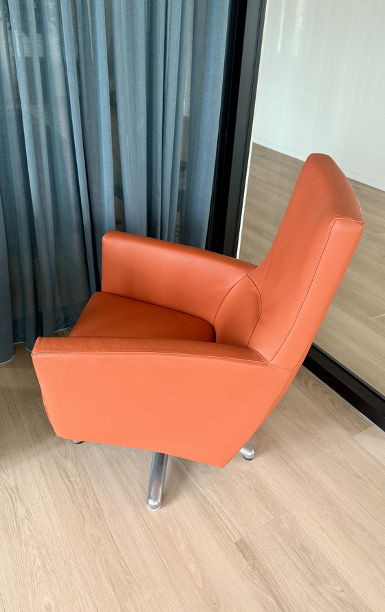 Image 1 of Fauteuil pivotant orange en cuir