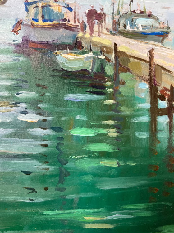 Image 1 of Peinture à l'huile originale représentant un paysage côtier au crépuscule, où les bateaux dorment au quai.