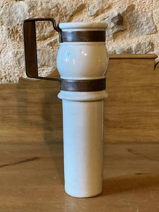 Image 1 of Chocoladepotten in bistrostijl van vuurvast porselein met koperen handvatten, eind 19e eeuw.