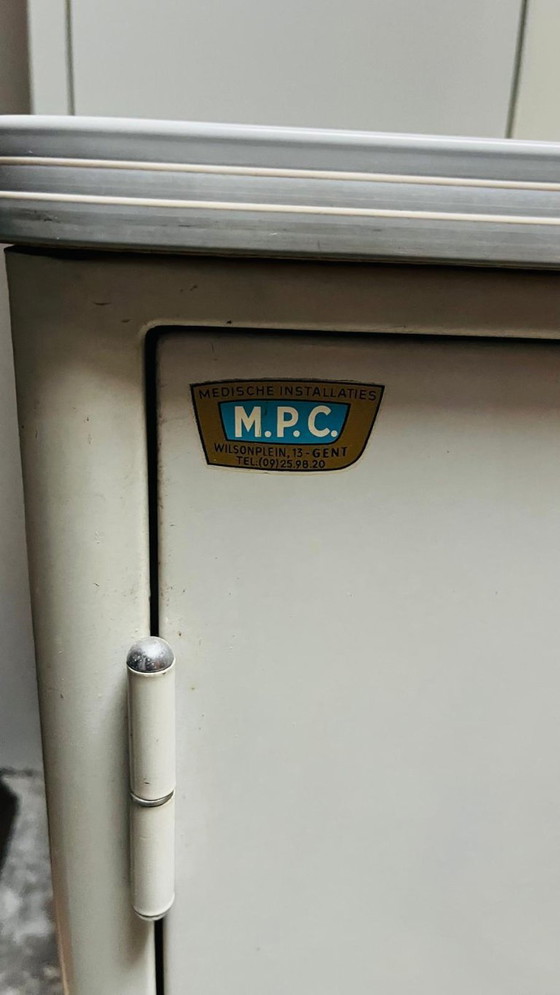 Image 1 of Metalen dokterskast, bureau en kastje, '60