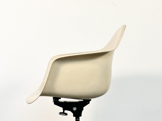 Silla Herman Miller DAT Fibra de Vidrio Herman Miller Milacron Años 60 – Sillas giratorias, Fiberglass (photo 9 of 10)