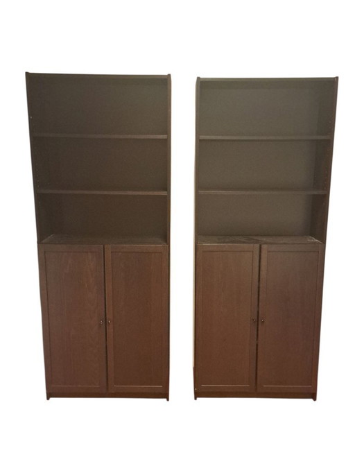 Meuble noir avec portes et compartiments ouverts | Design intemporel