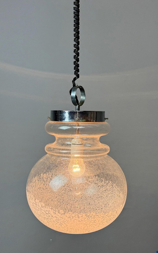 Grande suspension design, verre blanc à motif moucheté et structure chromée, années 1960 – tafellampen, Glass