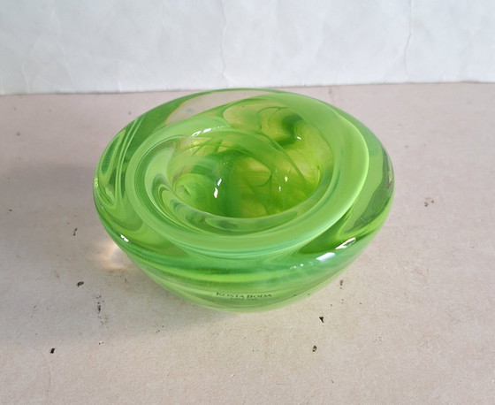 Image 1 of Bougeoir en cristal de l'atoll de Kosta Boda. Citron vert. Conçu par Anna Ehrner.
