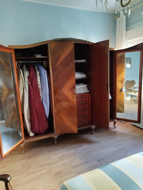 Image 1 of Grande armoire en bois sculpté des années 1950