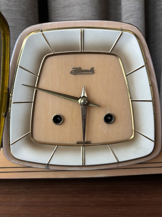 Hermle Mantelklok - Tischuhr im Mid-Century-Design der 1950er Jahre – Uhren, Wood, Brass (photo 3 of 6)