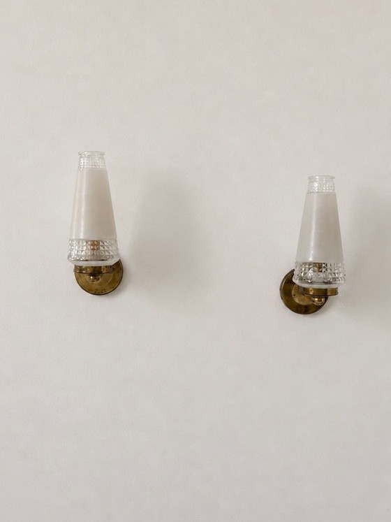 Image 1 of Een paar vintage wandlampen van glas en messing, Frankrijk, 1960.