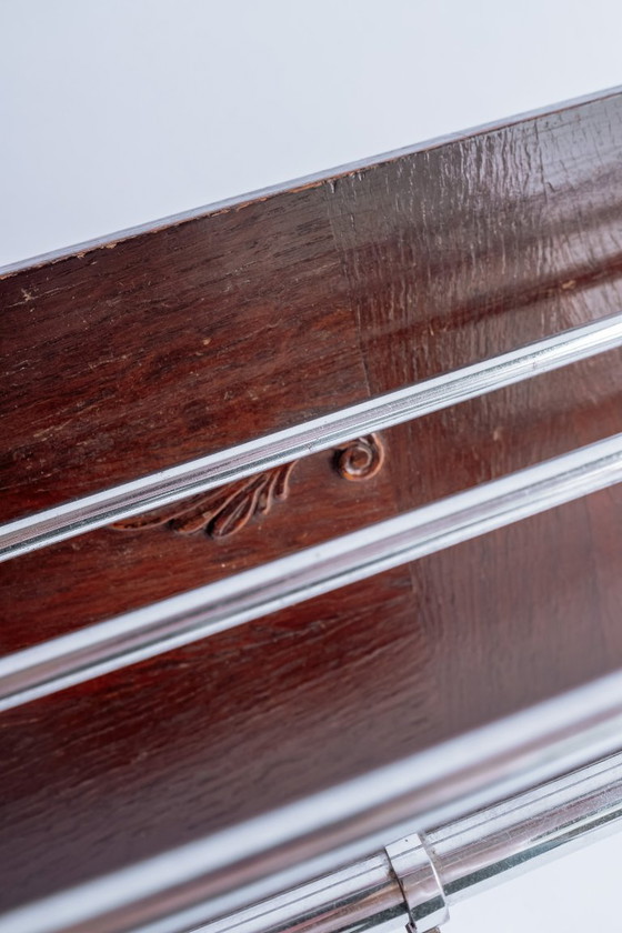 Image 1 of Perchero antiguo de madera con estante para sombreros y ganchos cromados.