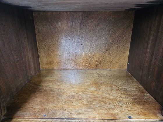 Image 1 of Mesitas de noche Art Déco lineales y geométricas en nogal