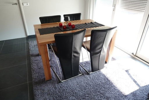 Salle à manger en noyer massif avec 4 chaises Zumsteg