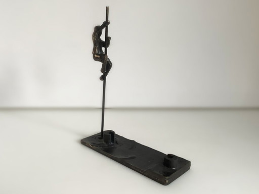 Statue en bronze de sauteur à la perche signée