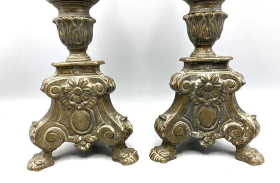 Image 1 of Set di due antichi candelieri in ottone o bronzo | Portacandele religiosi con motivi di santi | XIX/XX secolo