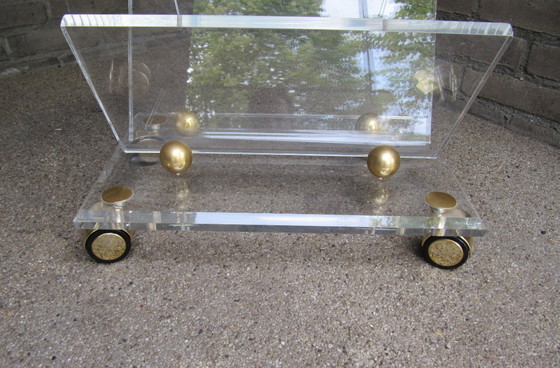 Image 1 of Mesita auxiliar de Charles Hollis Jones, de cristal acrílico, con revistero, Italia, década de 1970.