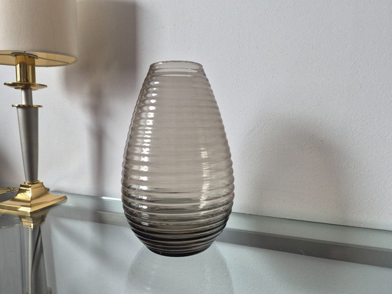 Image 1 of Copiadora/Fábrica de vidrio Leerdam - Jarrón acanalado Fumé (diseño 1953)