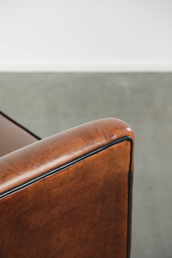 Fauteuil confortable en peau de mouton au design unique, orné d'un passepoil noir. – Leather (photo 15 of 15)