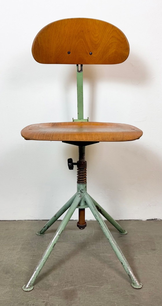 Chaise d'atelier industrielle verte, années 1950 – Tabourets, Iron (photo 3 of 18)