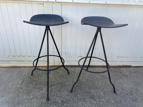 Image 1 of Paar industriële metalen draaibare barkrukken uit de jaren 50