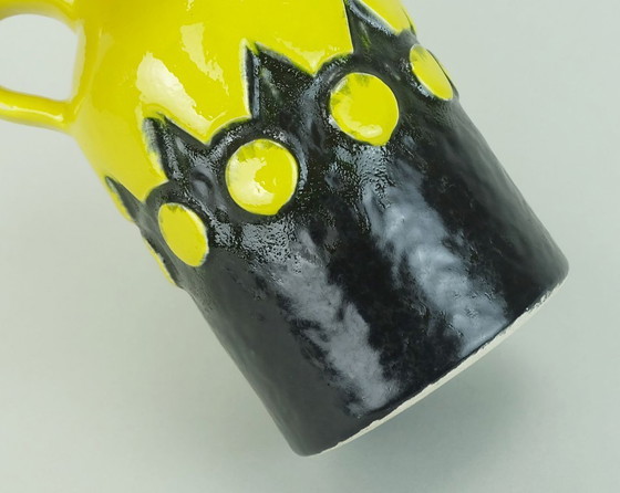 Image 1 of 1960s 70s jasba keramik vase model 1701 17 motif géométrique en relief jaune et noir