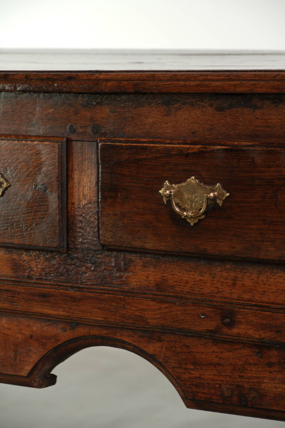 Mooie En Sierlijke Engelse Dresser Uit Begin 18e Eeuw Gemaakt Van Eikenhout Met Prachtige Details En Een (photo 9 of 11)