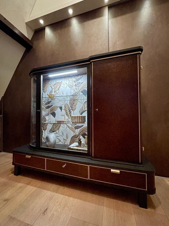 Image 1 of Mobile Art Déco con vetrina in vetro curvo – Restaurato, impiallacciatura in radica, illuminazione