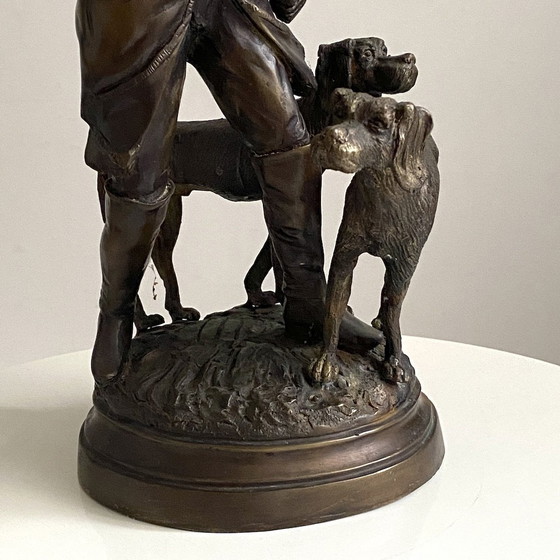 Image 1 of Épreuve En Bronze À Patine Brune "Piqueur Au Relais, Valet De Chasse À Courre Et Ses Chiens"