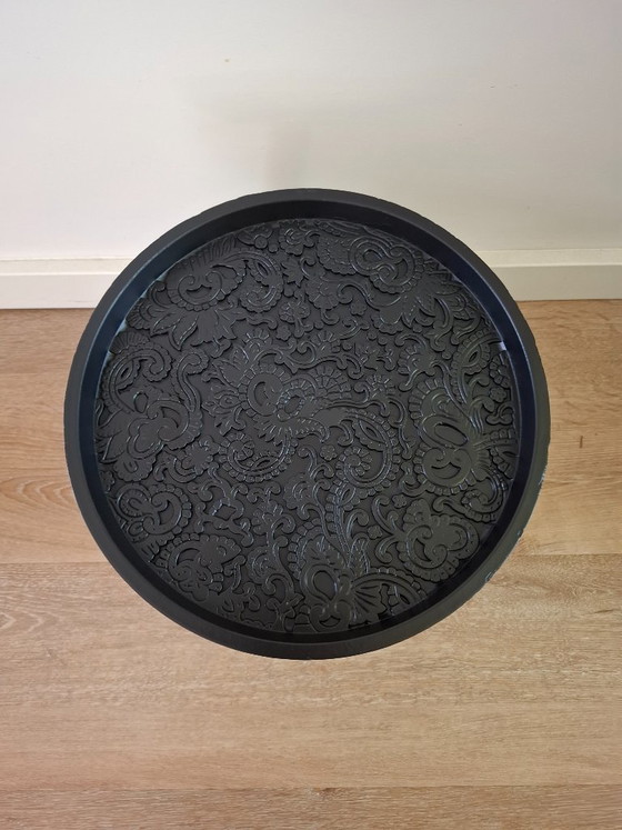 Image 1 of Table d'appoint noire en relief | Bohème | Chic hôtelier |