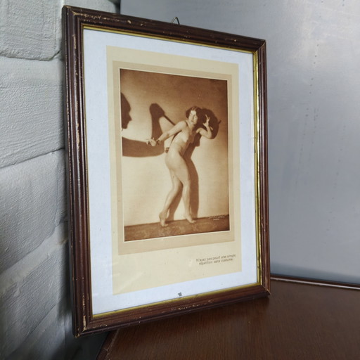 Originele Art Deco naaktfoto van J. Mandel uit Parijs – Authentieke vintage tijdschriftpagina – Ingelijst – 20 × 26 cm