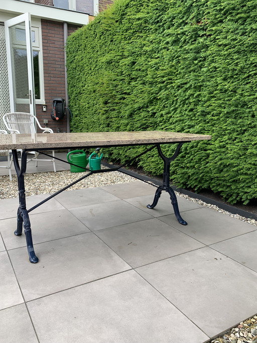 Table de jardin avec base en fer forgé/plateau en granit