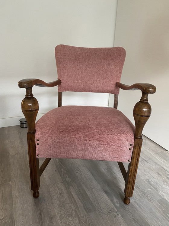 Image 1 of Magnifique fauteuil vintage avec une structure en bois robuste et des accoudoirs élégants.