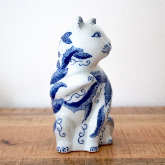 Image 1 of Statuetta vintage di gatto in porcellana: gatto portafortuna in stile Chinoiserie dipinto a mano in blu e bianco.