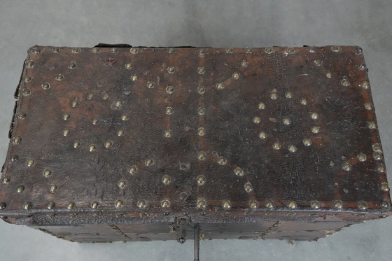 Image 1 of Cofre/caja fuerte antiguo forrado en cuero con llave original y una excelente pátina del siglo XVII.