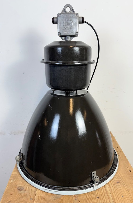Image 1 of Grande lampada industriale in smalto nero con copertura in vetro trasparente di Elektrosvit