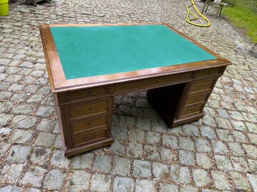 Scrivania da ministro/a per partner, 160x120 cm, mogano e rovere. 15 cassetti. Inglese.