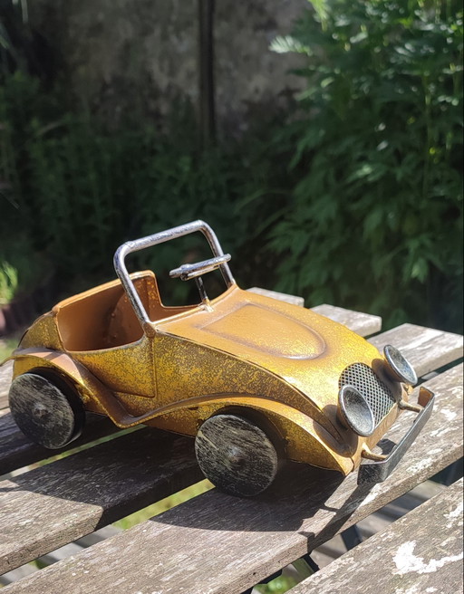 Voiture Vintage en Métal Style Industriel