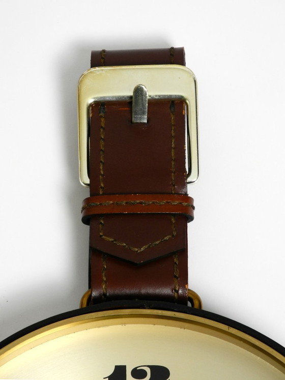 Image 1 of Orologio da parete Junghans originale degli anni '60 in ottone con cinturino in vera pelle.