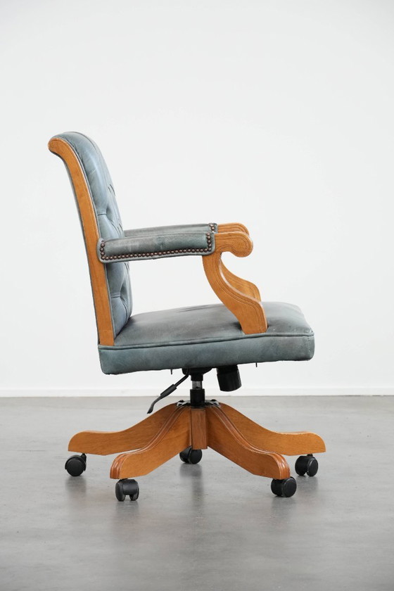 Image 1 of Sedia da ufficio Chesterfield in stile inglese classico con ruote in pelle di mucca azzurra e legno