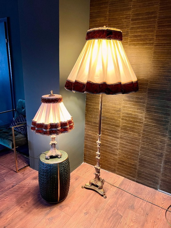 Image 1 of Lámpara de pie de latón macizo de mediados de siglo con patas de león. Pantalla muy sólida y elaborada, con ribete de terciopelo