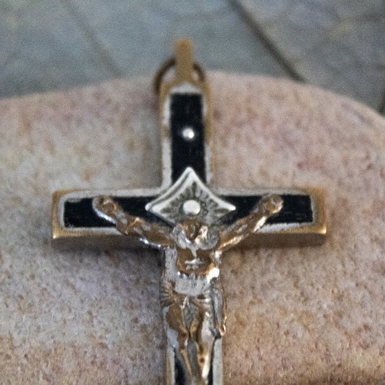 Image 1 of Pendentif croix pectorale française ancienne du XIXe siècle : ébène dans un cadre argenté