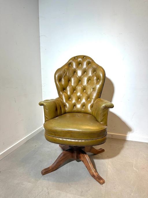 Sillón giratorio Chesterfield vintage en piel verde oliva. – fauteuils