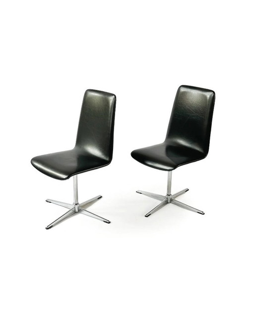 Par de sillas giratorias de vinilo negro, década de 1970. – eetkamerstoelen, Skai