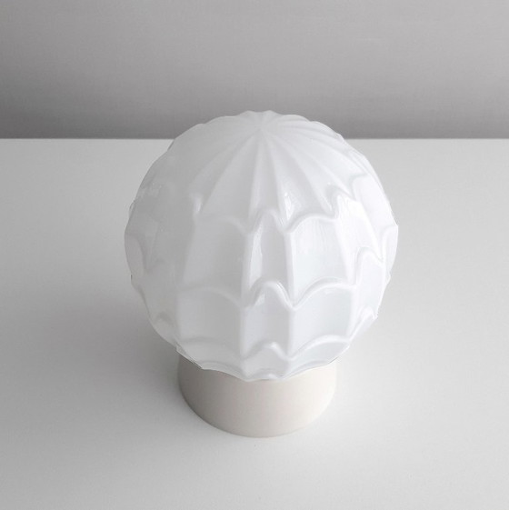 Image 1 of Sfeervolle witte glazen plafondlamp van Thabur in Den Haag, medium variant, art deco lamp glazen bolSfeervolle witte glazen plaf