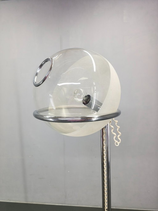 Lampadaire italien chromé à globe en verre, style Lenci, années 1970