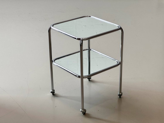 Image 1 of Tavolino Bauhaus in tubolare d'acciaio e vetro, su rotelle, anni '70.