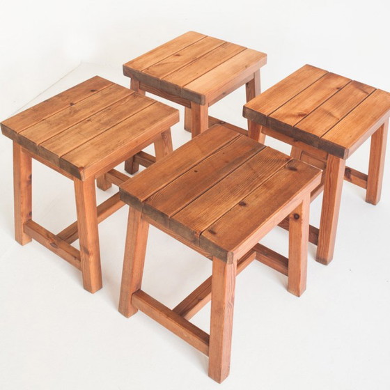 Ensemble de 4 tabourets vintage en pin. France, années 1980. – Wood (photo 6 of 12)