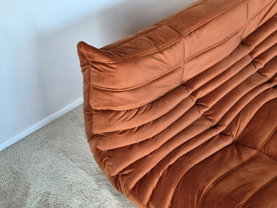 Image 1 of Ambrer fluwelen tweezitsbank Togo van Michel Ducaroy voor Ligne Roset