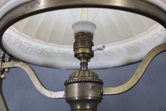 Image 1 of Lampe de table en laiton restaurée des années 1930 avec base en bois et abat-jour en verre