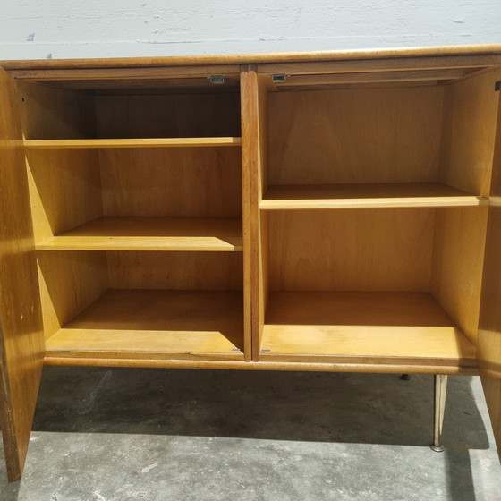 Image 1 of Credenza Fristho di William Watting, in noce e ottone, anni '50.