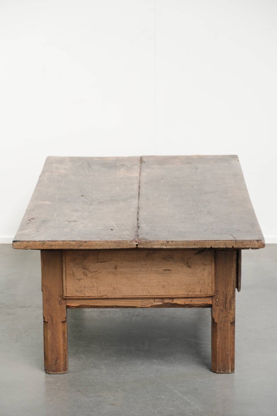 Image 1 of Table basse ancienne en bois fruitier du sud de l'Europe, avec un tiroir et une belle patine pleine de caractère.